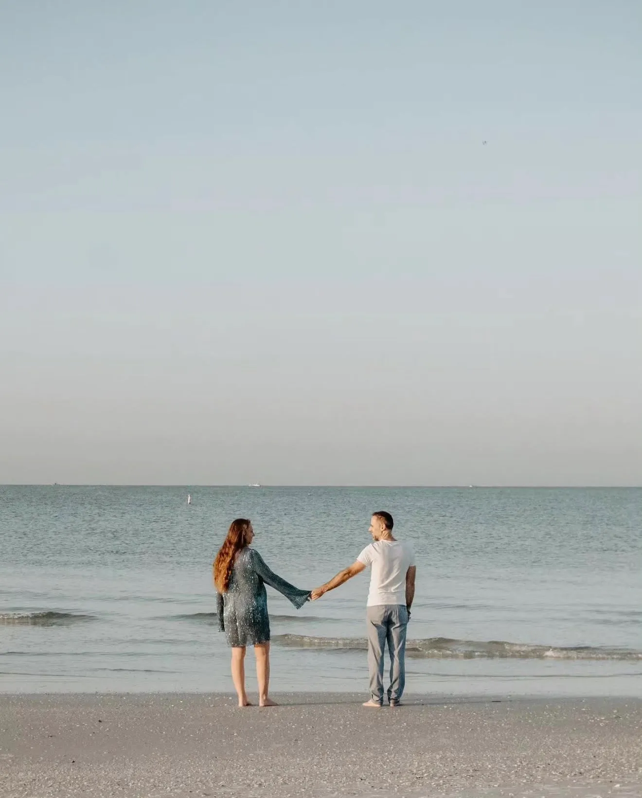 Couple main dans la main sur la plage.
