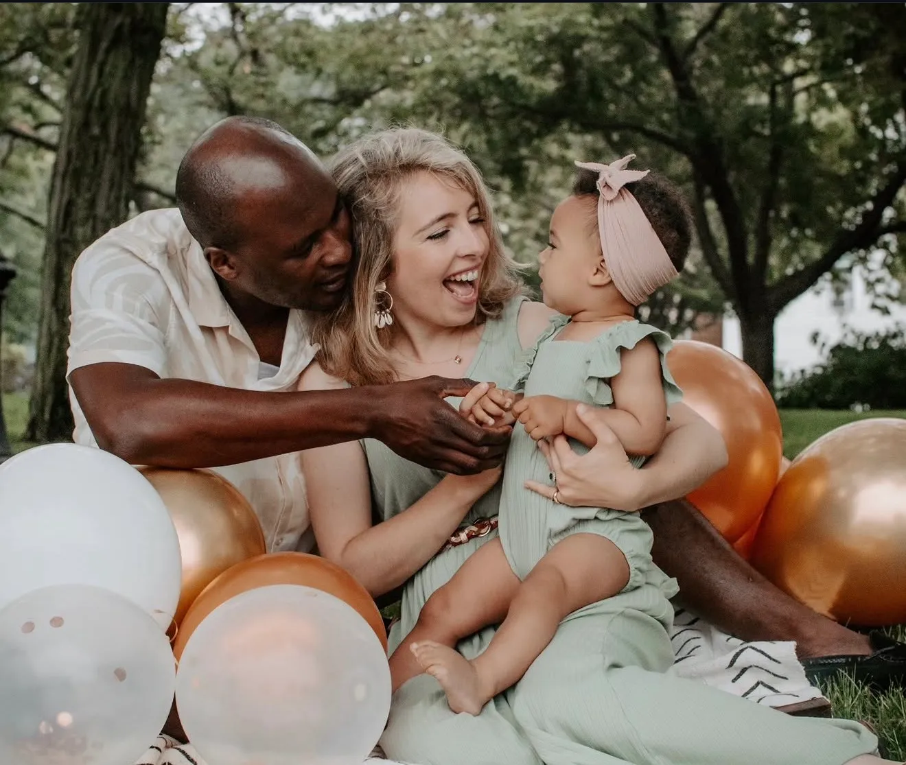 Famille qui rit, parents et enfant dans un instant complice.