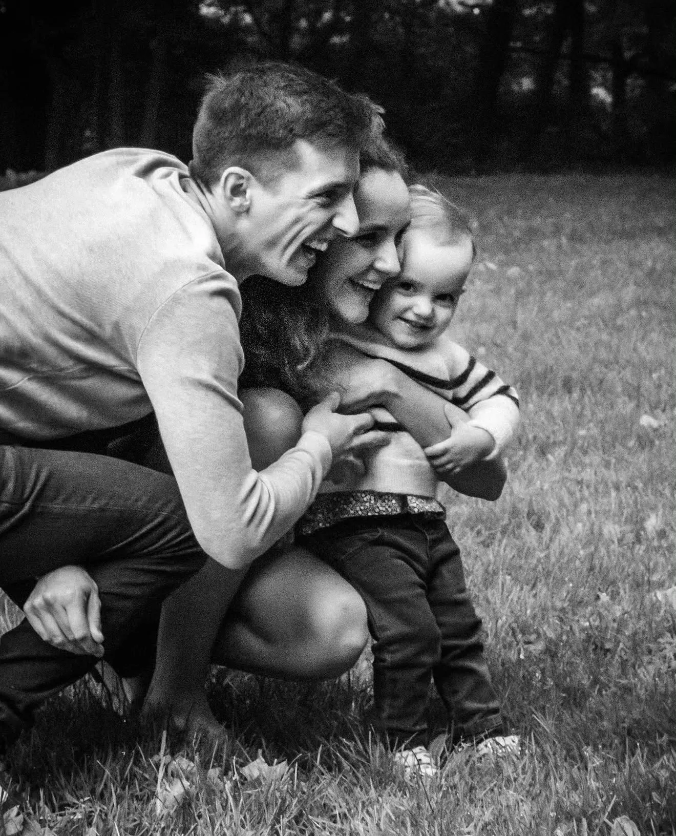 Famille à trois en noir et blanc, instant complice.