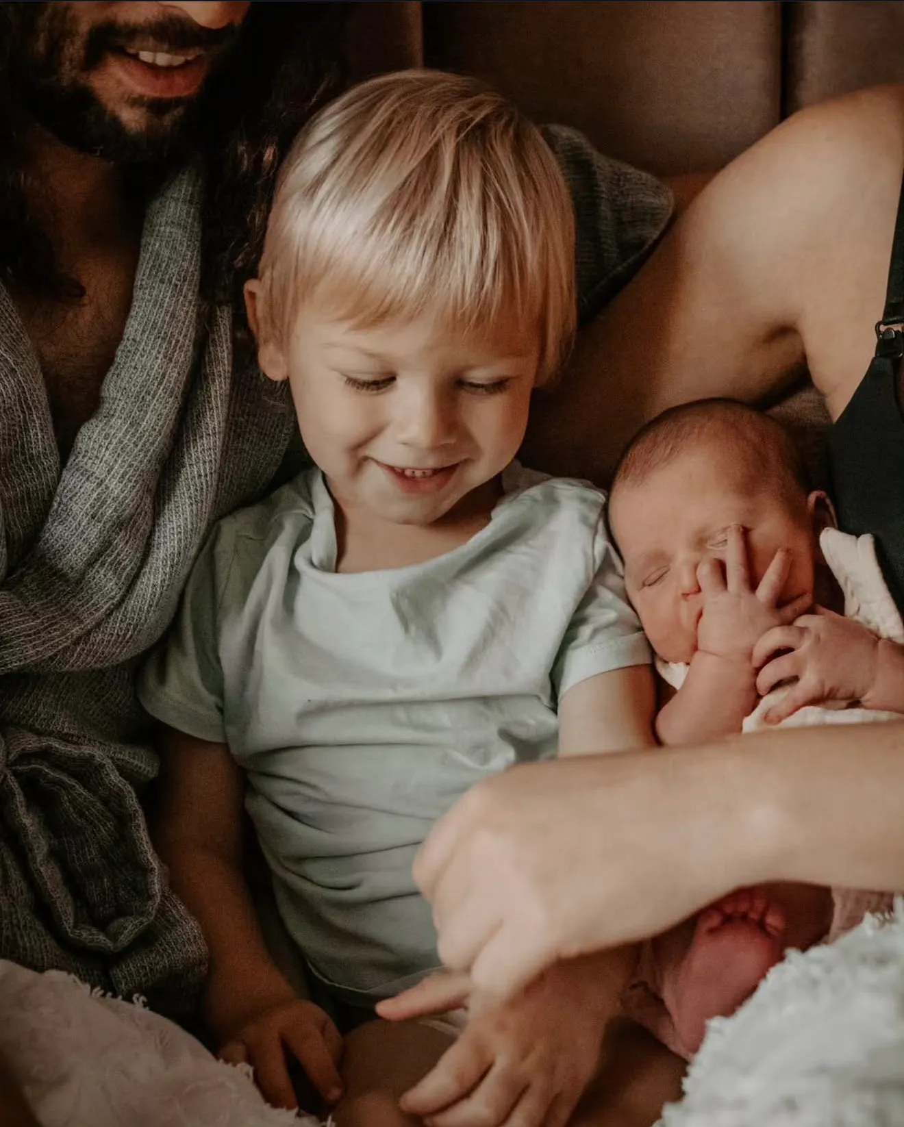 Parents avec leurs deux enfants, complicité du quotidien.