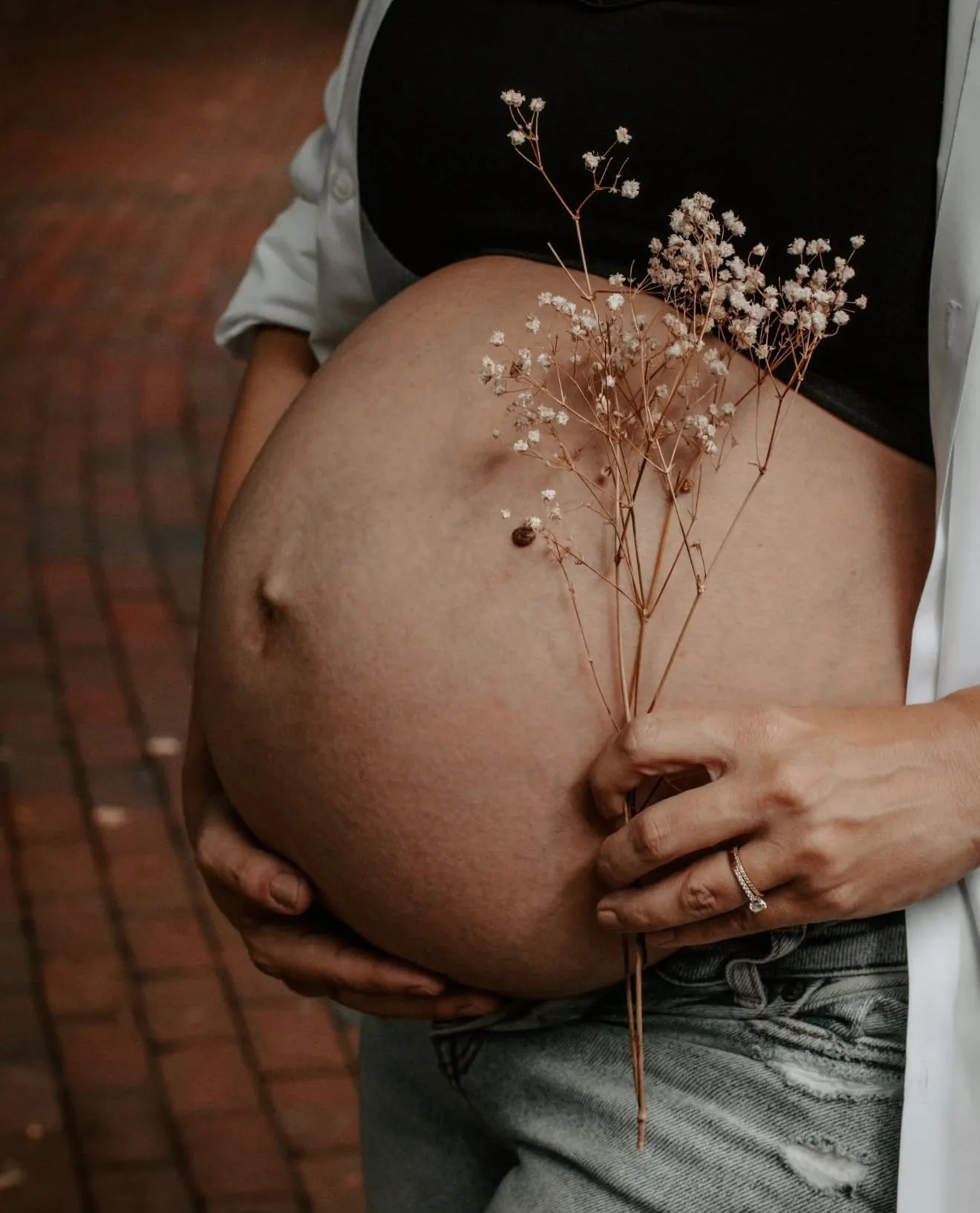 Pauline enceinte, portrait lumineux.