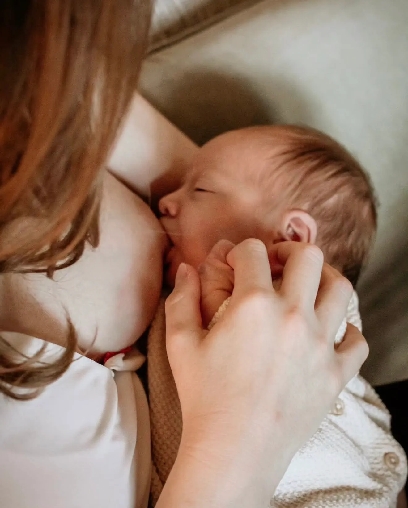 Nouveau-né blotti contre la poitrine de sa maman.