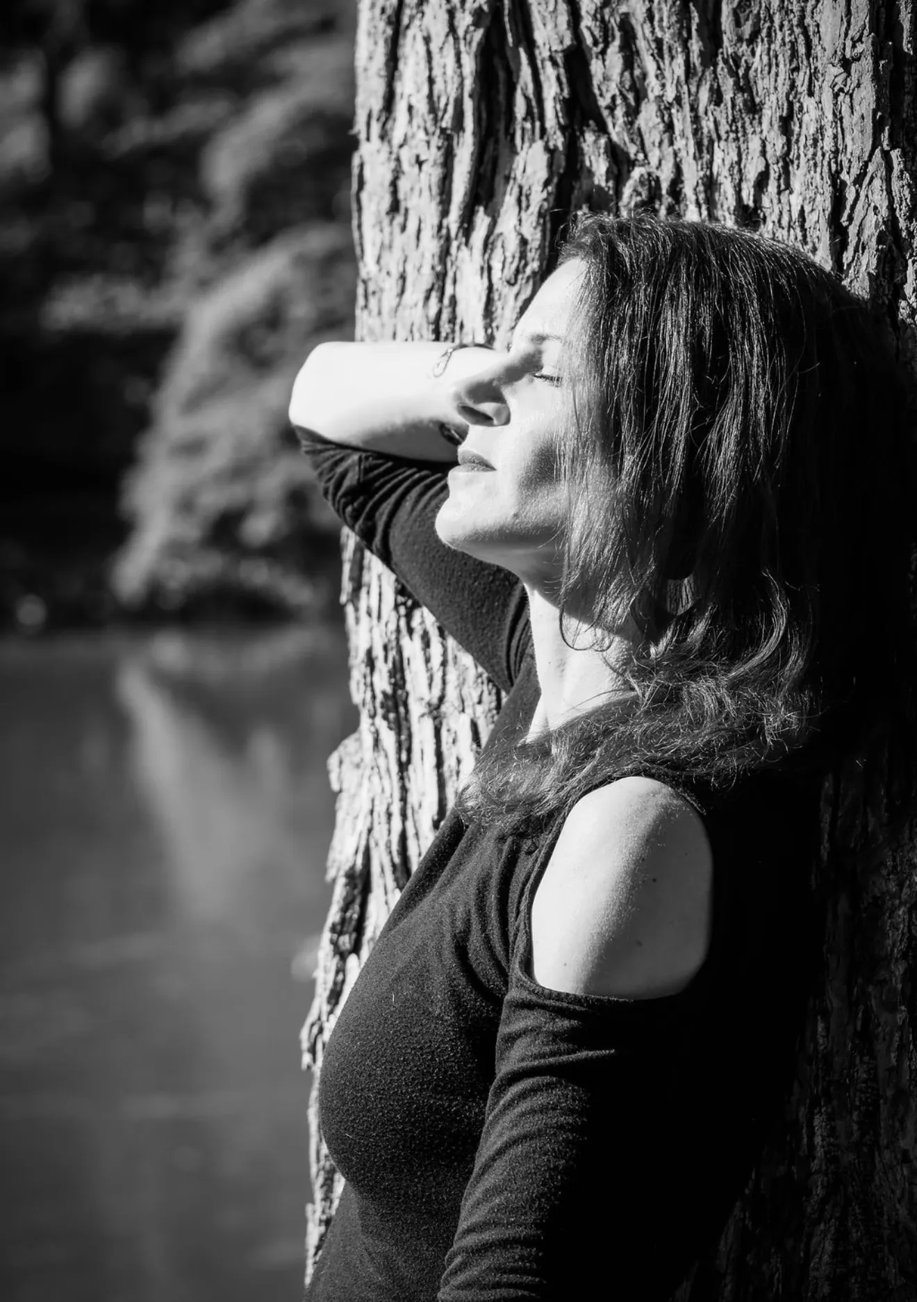 Portrait solo de Fanny, dans son univers.