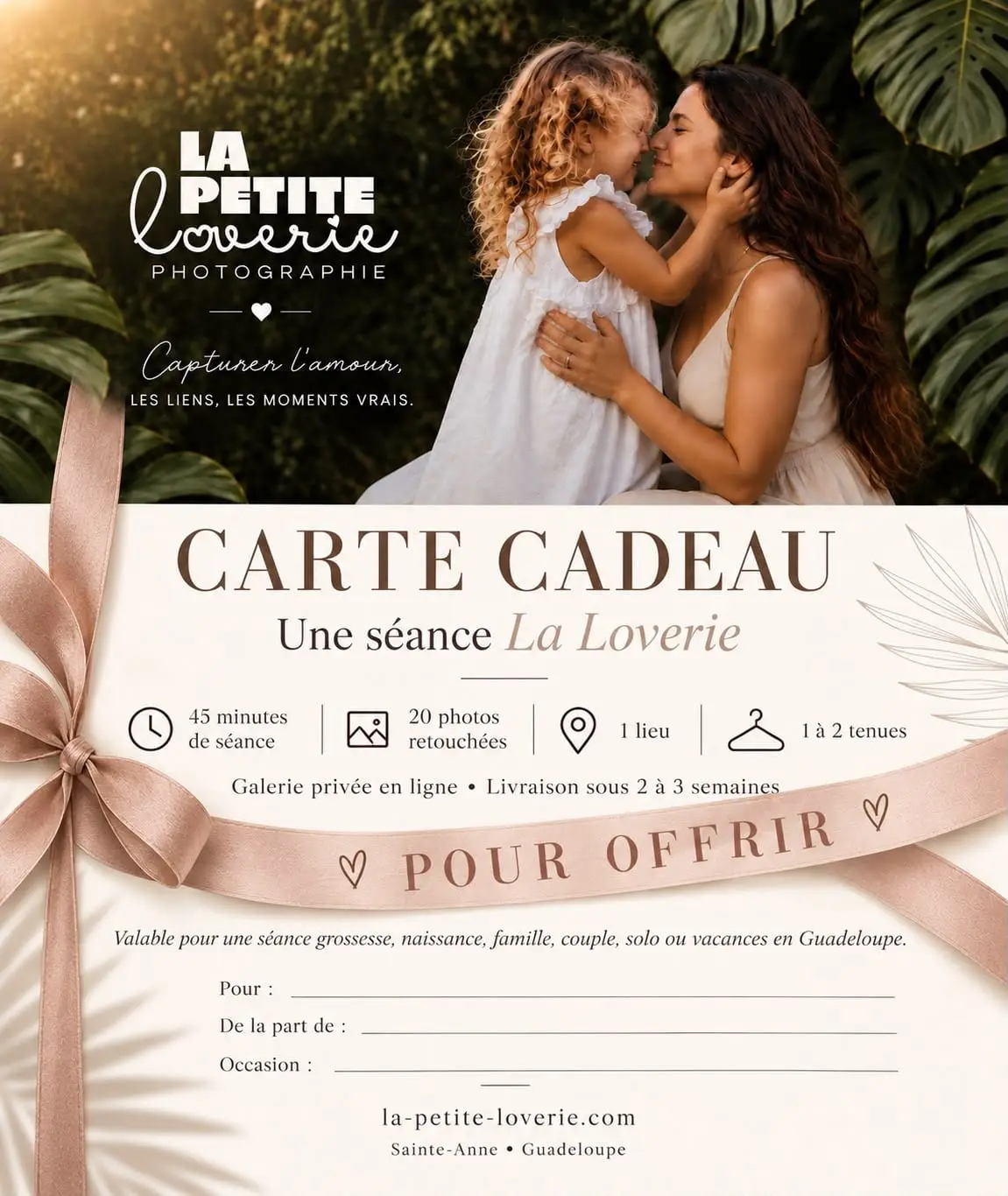 Modèle de carte cadeau La Petite Loverie nouée d'un ruban « Pour offrir » : une séance La Loverie de 45 minutes et 20 photos retouchées, valable pour une séance grossesse, naissance, famille, couple, solo ou vacances en Guadeloupe, avec les lignes Pour, De la part de et Occasion à remplir.